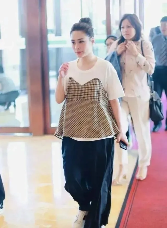 女明星红毯造型_杨紫红毯造型失败_小骨架女明星